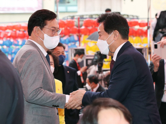 오세훈(오른쪽) 서울시장과 송영길 더불어민주당 전 대표가  30일 서울 종로구 조계사에서 열린 대한불교조계종 제15대 종정 중봉 성파 대종사 추대법회에서 인사하고 있다.  연합뉴스